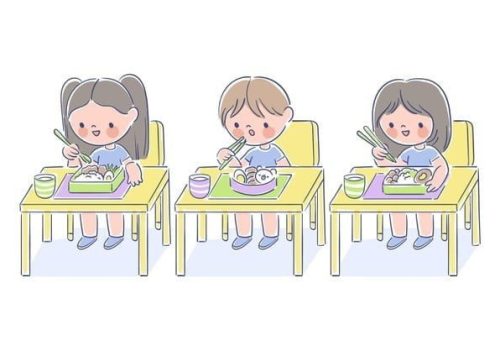 etudiants-japonais-mangeant-classe_52683-45011